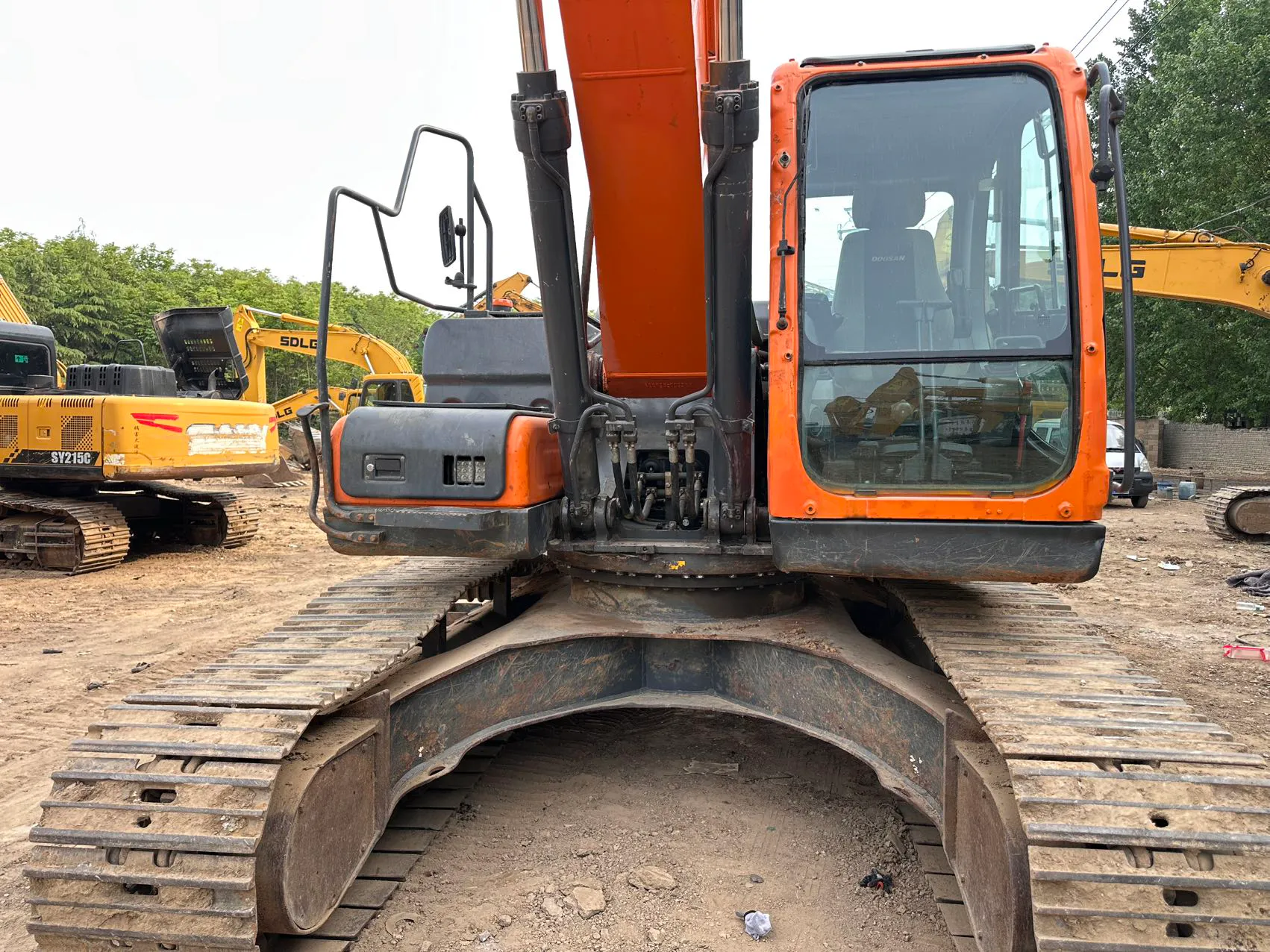 2020 used Doosan 220 excavator - view 2
