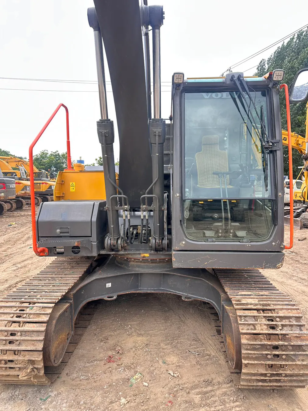 2023 used Volvo EC200 excavator - view 3